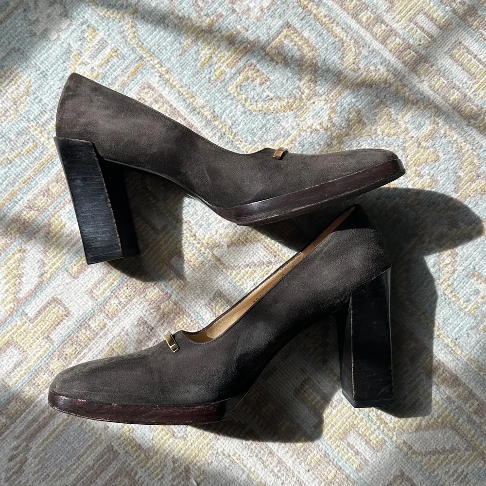 Gucci Grey Suede Block Heel Pumps with Gold Bar size 8 - Picture 3 of 8